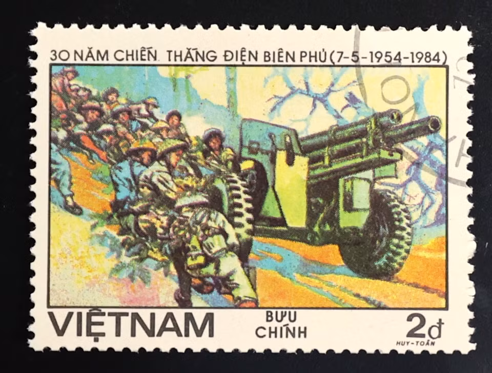 Mẫu 1488 - Cảnh kéo pháo huyền thoại được tái hiện một lần nữa. So với bộ tem đợt kỷ niệm 10 năm, thiết kế lần này rõ nét và bắt mắt hơn. Phía sau nòng pháo chĩa về quân thù là sức lực phi thường, lòng quyết tâm giải phóng giành độc lập của dân tộc Việt Nam.