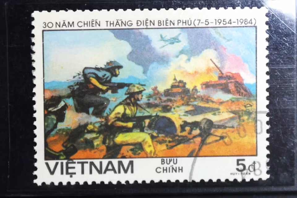 Mẫu 1490 là hình ảnh các chiến sỹ xông lên đánh chiếm cứ điểm. Đáng chú ý về bộ “Kỷ niệm 30 năm Chiến thắng Điện Biên Phủ,” đây là bộ duy nhất trong số các bộ tem bưu chính về chiến thắng Điện Biên Phủ được in ở nước ngoài, cụ thể là ở nước bạn Cuba.