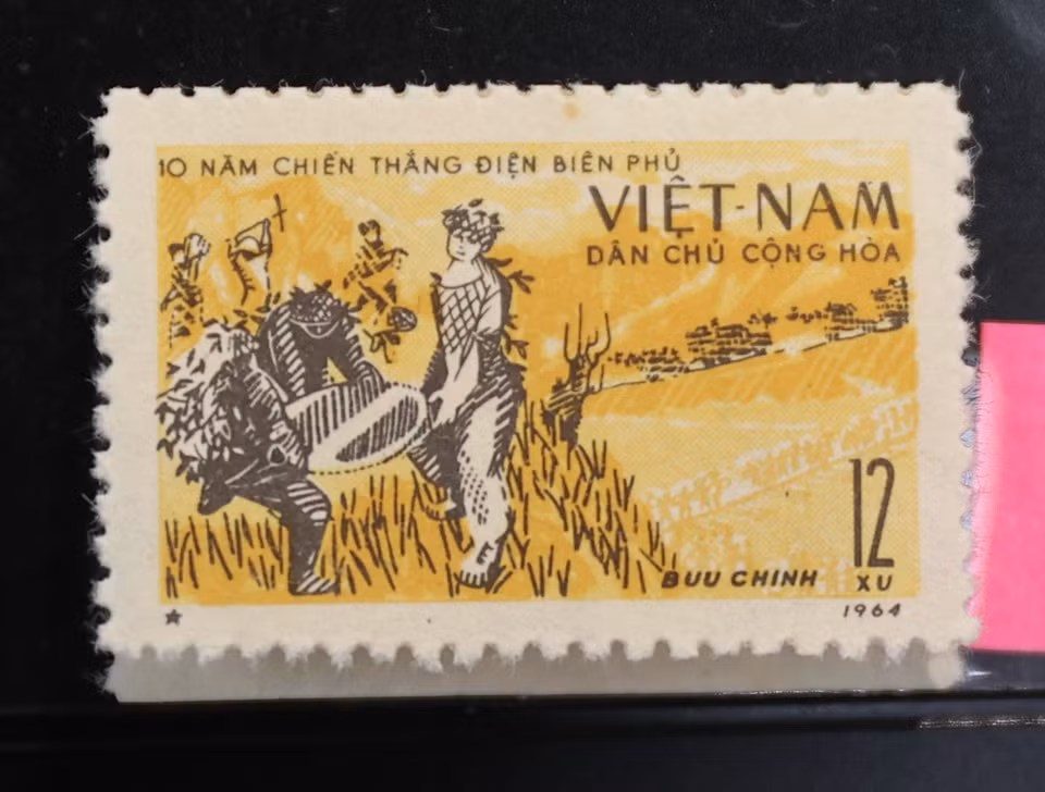 Trong hình là mẫu 355 - “Phá bom nổ chậm” - tái hiện cảnh các trinh sát trực tiếp đi rà bom được thả từ máy bay địch. Đây là một trong những công tác hiểm nguy nhất, lằn ranh giữa sự sống và cái chết có khi chỉ cách nhau vài bước chân.