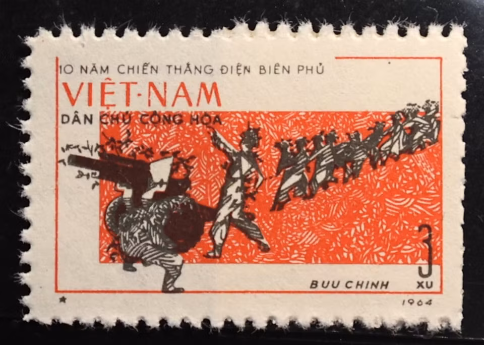 Ngày 7/5/1964, bộ tem “Kỷ niệm 10 năm chiến thắng Điện Biên Phủ” do họa sỹ Trần Lương thiết kế được phát hành. Bộ tem có 4 thiết kế khác nhau, mẫu số 353-356, khắc họa những thành tố quan trọng làm nên chiến dịch và hình ảnh Điện Biên ngày nay. Trong hình là mẫu 353 tái hiện cảnh tượng đã làm nên huyền thoại trong chiến dịch: Hơn 5.000 người kéo thành công những khẩu pháo nặng hàng tấn vượt rừng, vượt đèo núi hơn 15 cây số, tạo nên một trong điều phi thường đầu tiên mà quân Pháp không thể ngờ tới.