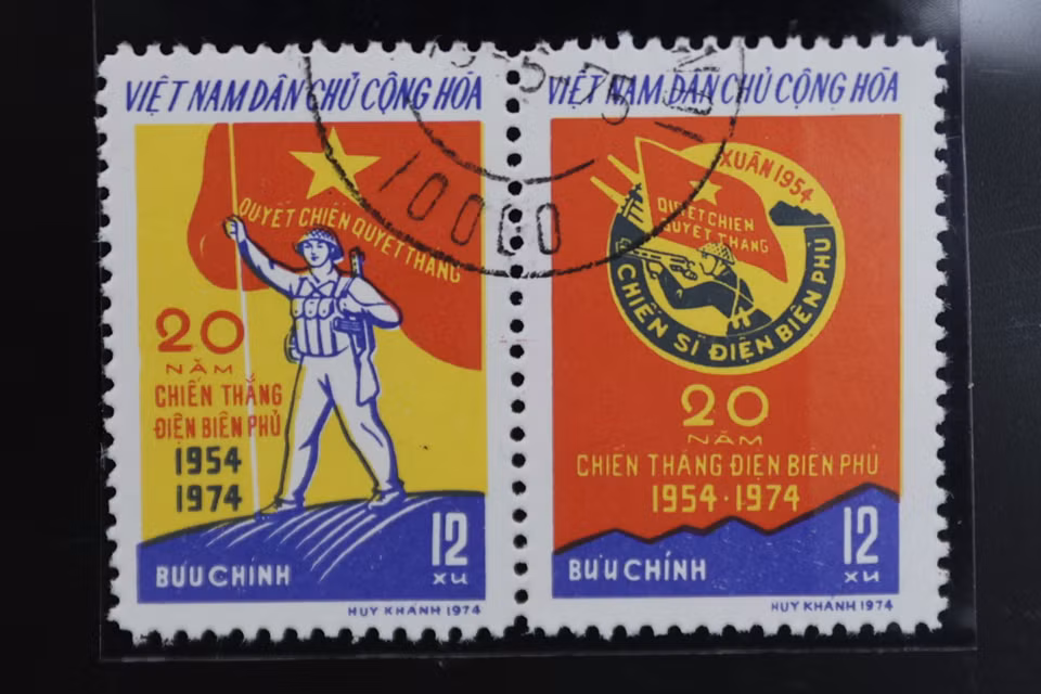 Năm 1974, bộ “Kỷ niệm 20 năm Chiến thắng Điện Biên Phủ” được phát hành với 2 thiết kế: Người chiến sỹ phất cao lá cờ Quyết chiến quyết thắng trên hầm nóc De Castries đầy tính biểu tượng và Huy hiệu Chiến sỹ Điện Biên Phủ. Màu sắc chủ đạo đỏ-vàng tạo độ tương phản cao, gây chú ý với người xem.
