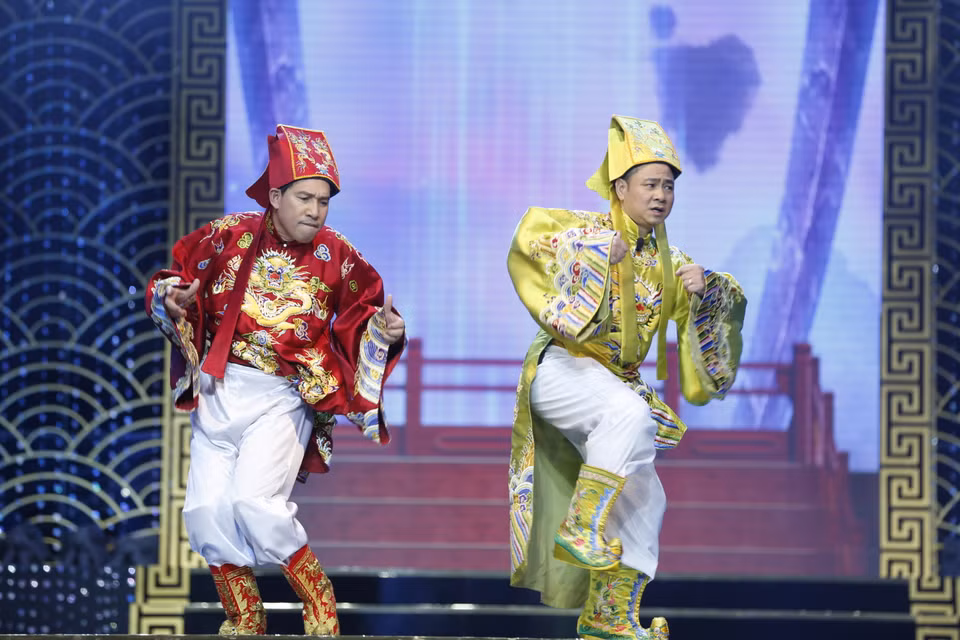 Âm nhạc vốn là điểm ấn tượng, hấp dẫn của Táo quân và tại chương trình năm nay, bên cạnh những bản hit của năm được chế lời cho chương trình như 'Bên trên tầng lầu'… khán giả còn được thưởng thức lại những hit của Táo quân trong suốt 20 năm qua, như 'Lụt từ ngã tư đường phố,' 'Hoang mang style,' 'Thật bất ngờ,' 'Tình khúc nợ nần'... Đây sẽ là một món quà thú vị cho những khán giả trung thành của chương trình Táo quân ở dấu mốc 20 năm đồng hành cùng khán giả mỗi đêm Giao thừa. (Ảnh: CTV/Vietnam+) 