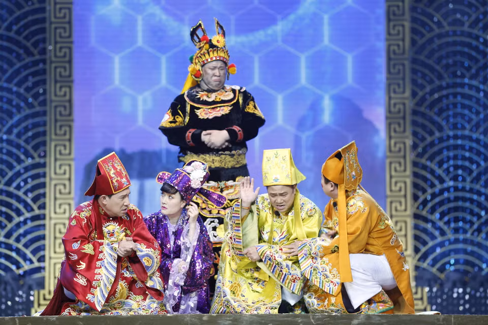 Suốt 20 năm qua, kể từ lần đầu xuất hiện vào 2003, ‘Gặp nhau cuối năm’ đã trở thành món ăn tinh thần được chờ đón của đông đảo khán giả truyền hình Việt Nam vào mỗi thời khắc chia tay năm cũ, đón năm mới. Lấy tích Táo quân chầu trời, "Gặp nhau cuối năm" đã lựa chọn và phản ánh những vấn đề nổi cộm trong xã hội trong năm thông qua lăng kính hài hước, tiếng cười sâu cay, giúp khán giả có những giờ phút giải trí thoải mái và đầy ý nghĩa. (Ảnh: CTV/Vietnam+) 