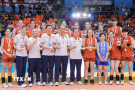 Đội tuyển bóng chuyền nữ Việt Nam giành HCB tại SEA Games 33. (Ảnh: Minh Quyết/TTXVN)
