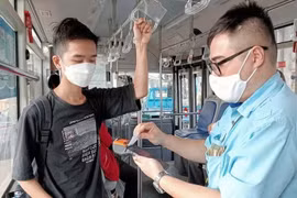 Hệ thống vé điện tử hiện đại được sử dụng trên xe buýt. (Ảnh minh họa: Vietnam+)