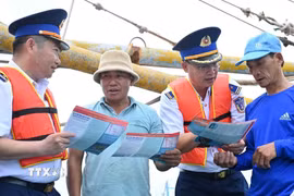 Cơ quan chức năng tuyên truyền về IUU cho ngư dân xã Long Hải, Thành phố Hồ Chí Minh trước khi ra khơi đánh bắt hải sản trên biển. (Ảnh: Hoàng Nhị/TTXVN)