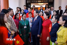 Chủ tịch Quốc hội Trần Thanh Mẫn và Phu nhân gặp gỡ đại diện cộng đồng người Việt Nam ở Malaysia. (Ảnh: Doãn Tấn/TTXVN)