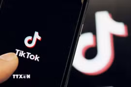 Biểu tượng ứng dụng TikTok trên màn hình điện thoại di động. (Ảnh: Kyodo/TTXVN)