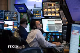 Giao dịch viên tại sàn chứng khoán New York, Mỹ. (Ảnh: THX/TTXVN)