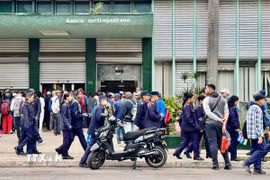 Người dân Cuba xếp hàng thực hiện các giao dịch ngân hàng tại một chi nhánh của Ngân hàng quốc dân Cuba ở thủ đô La Habana. (Ảnh: Việt Hùng/TTXVN)