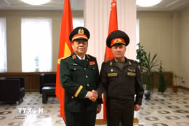 Thiếu tướng Leonid Viktorovich Kasinsky, Tổng cục trưởng Tổng cục Công tác tư tưởng Bộ Quốc phòng Cộng hòa Belarus chủ trì lễ đón Đại tướng Nguyễn Trọng Nghĩa, Ủy viên Bộ Chính trị, Bí thư Trung ương Đảng, Ủy viên Thường vụ Quân ủy Trung ương, Chủ nhiệm Tổng cục Chính trị Quân đội Nhân dân Việt Nam. (Ảnh: Văn Hiếu/TTXVN)