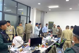 Trong cao điểm chiến dịch, chính quyền Đô thành Phnom Penh phối hợp cùng các cơ quan hữu quan triệt phá nhiều địa điểm được sử dụng làm trung tâm lừa đảo trực tuyến tại các quận trung tâm thủ đô Phnom Penh, bắt giữ hàng trăm nghi phạm, tịch thu nhiều vật chứng. (Ảnh: AKP/TTXVN phát)