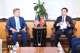 Đại tướng Phan Văn Giang (bên phải) tiếp Quyền Bộ trưởng Hải quân Hoa Kỳ Hùng Cao. (Ảnh: Đoàn Hùng/TTXVN)