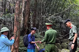 Lực lượng chức năng tìm thấy 2 du khách đi lạc. (Nguồn: Báo Bắc Ninh)