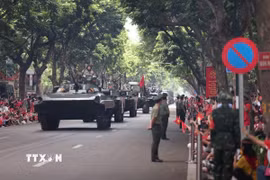 Các khối diễu binh, diễu hành trên đường phố Hà Nội trong Lễ tổng duyệt A80. (Ảnh: Lê Đông/TTXVN)