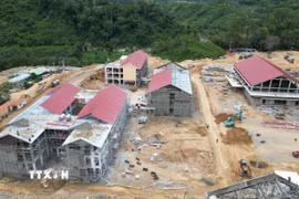 Những khối phòng dần hình thành tại Trường Phổ thông nội trú liên cấp Tiểu học & THCS xã La Êê, thành phố Đà Nẵng. (Ảnh: Khoa Chương/TTXVN)