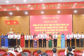 Lãnh đạo Thành ủy Cần Thơ trao quyết định và hoa cho lãnh đạo hai Đảng bộ trực thuộc Thành ủy Cần Thơ. (Ảnh: Ngọc Thiện/TTXVN)