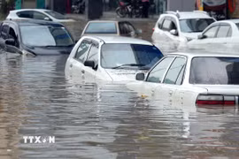 Mưa lớn bất thường gây lũ lụt nghiêm trọng, khiến ít nhất 5 người thiệt mạng, 4 người mất tích. (Ảnh minh họa: THX/TTXVN)