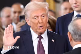 Ông Donald Trump tuyên thệ nhậm chức tại Tòa nhà Quốc hội ở Washington DC., chính thức trở thành Tổng thống thứ 47 của Mỹ. (Ảnh: Reuters/TTXVN)