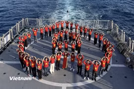 Đoàn kiều bào trên 'Chuyến tàu Đại đoàn kết.' (Ảnh: Huy Khánh/Vietnam+)