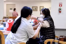 Nhân viên y tế tiêm vaccine phòng COVID-19 cho người dân tại Pasadena, Los Angeles, California, Mỹ. (Ảnh: THX/TTXVN)