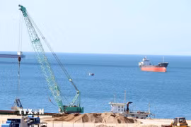 Dự án Nhà máy nhiệt điện LNG Cà Ná nằm gần Cảng biển tổng hợp và khu công nghiệp Cà Ná (xã Cà Ná). (Ảnh: Công Thử/TTXVN)