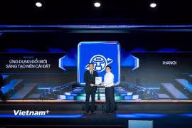 Trao chứng nhận “Ứng dụng đổi mới sáng tạo nên cài đặt” cho Công dân Thủ đô số - iHanoi. (Ảnh: Minh Sơn/Vietnam+)