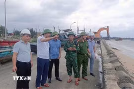 Ông Bùi Trung Tiến, Bí thư Đảng ủy Đặc khu Bạch Long Vĩ kiểm tra công tác phòng chống bão trên đảo. (Ảnh: TTXVN phát)