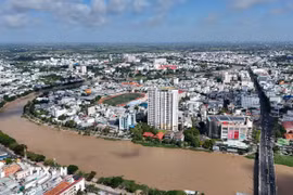Một góc đô thị Long Xuyên dọc theo sông Long Xuyên với hệ thống hạ tầng, khu dân cư và các công trình đô thị phát triển đồng bộ, hiện đại. (Ảnh: Thanh Sang/TTXVN)