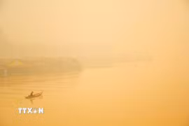 Khói mù do cháy rừng và cháy đất bao trùm thành phố Palangka Raya, bang Trung Kalimantan, Indonesia, ngày 12/10. (Ảnh: THX/TTXVN phát)