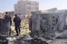 Binh sỹ Chính phủ Yemen gác tại hiện trường một vụ đánh bom tại Aden. (Ảnh: THX/TTXVN phát)