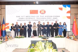 Đoàn đại biểu các quốc gia thành viên ASEAN chụp ảnh lưu niệm tại Hội nghị. (Ảnh: Văn Phiên/TTXVN)