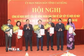 Lãnh đạo tỉnh Cao Bằng trao quyết định cho Giám đốc các sở, ngành mới thành lập. (Ảnh: Chu Hiệu/TTXVN)