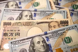 Đồng 1000 yen và 100 USD. (Ảnh: THX/TTXVN)