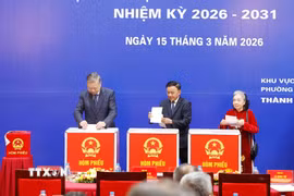 Tổng Bí thư Tô Lâm và đồng chí Trần Cẩm Tú, Ủy viên Bộ Chính trị, Thường trực Ban Bí thư bỏ phiếu bầu cử tại Khu vực bỏ phiếu số 02 phường Ba Đình, thành phố Hà Nội. (Ảnh: Thống Nhất/TTXVN)