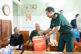 Đại tướng Phan Văn Giang tặng quà gia đình chính sách tỉnh Lâm Đồng nhân kỷ niệm 79 năm Ngày Thương binh-Liệt sỹ. (Ảnh: Hưng Thịnh/TTXVN)