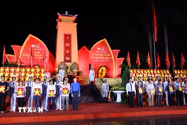 Đồng chí Trần Đức Thắng, Ủy viên Bộ Chính trị, Bí thư Thành ủy, Trưởng đoàn Đại biểu Quốc hội thành phố Hà Nội và đồng chí Nguyễn Minh Triết, Ủy viên dự khuyết Trung ương Đảng, Bí thư thường trực Trung ương Đoàn trao di ảnh cho các nhân thân liệt sỹ. (Ảnh: Minh Đức/TTXVN)