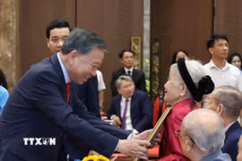 Tổng Bí thư, Chủ tịch nước Tô Lâm và trao chứng nhận Huy hiệu 80 năm tuổi Đảng cho các đảng viên lão thành. (Ảnh: Thống Nhất/TTXVN)