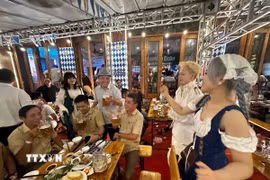 Biểu diễn giao lưu văn hóa tại Lễ hội bia Đức ở Đà Nẵng. (Ảnh: Trần Lê Lâm/TTXVN)