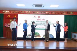 Các đại biểu khởi động dự án Green Hero Solution. (Ảnh: Hương Giang/TTXVN)