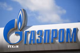 Biểu tượng tập đoàn dầu khí Gazprom tại một trạm xăng ở Moskva, Nga. (Ảnh: THX/TTXVN)