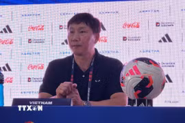 HLV Kim Sang-sik trả lời báo giới sau trận đấu giữa Việt Nam-Thái Lan. (Ảnh: Minh Thái/TTXVN)