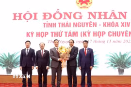 Lãnh đạo Tỉnh ủy Thái Nguyên tặng hoa chúc mừng ông Vương Quốc Tuấn được bầu giữ chức Chủ tịch UBND tỉnh Thái Nguyên. (Ảnh: Trần Trang/TTXVN)
