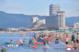 Người dân Triều Tiên tại khu du lịch Wonsan Kalma ở bờ biển phía Đông Triều Tiên. (Ảnh: Yonhap/TTXVN)