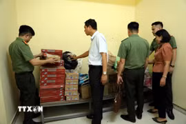 Đoàn kiểm tra của Sở Y tế tỉnh Tuyên Quang kiểm tra nhà kho của Trường Mầm non Đội Cấn. (Ảnh: Quang Cường/TTXVN)