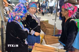 Người đồng bào dân tộc bán sản phẩm thủ công tại phiên chợ. (Ảnh: TTXVN)