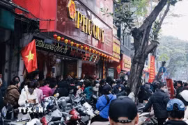Dòng người xếp hàng chờ mua vàng trên phố Trần Nhân Tông (ảnh chụp lúc 9 giờ ngày 29/1). (Ảnh: Trần Việt/TTXVN)