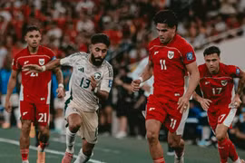 Indonesia (áo đỏ) thua ngược trước Saudi Arabia.