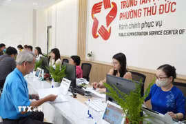 Môi trường làm việc thân thiện, công chức tận tình là những thay đổi tích cực trong nền hành chính công phục vụ. (Ảnh: Hữu Duyên/TTXVN)