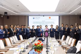Hai Bộ trưởng chụp ảnh lưu niệm với đoàn công tác của hai Bộ. (Nguồn: Bộ Nông nghiệp và Môi trường)